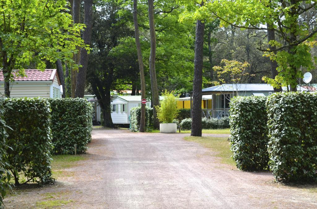 Camping Le Clos Des Pins Longeville-sur-Mer Exterior photo