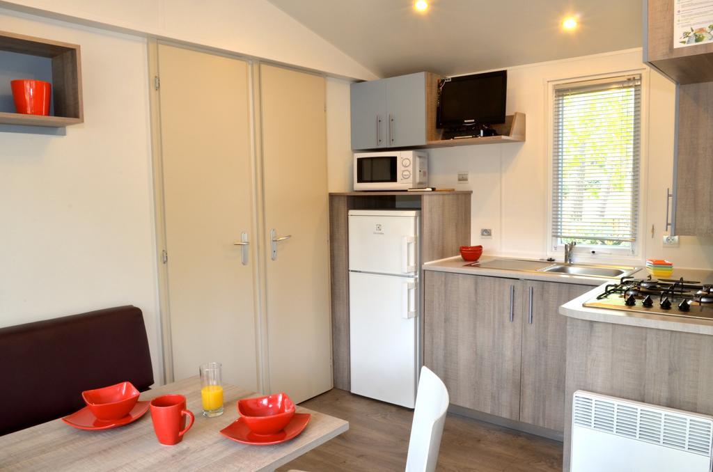 Camping Le Clos Des Pins Longeville-sur-Mer Exterior photo
