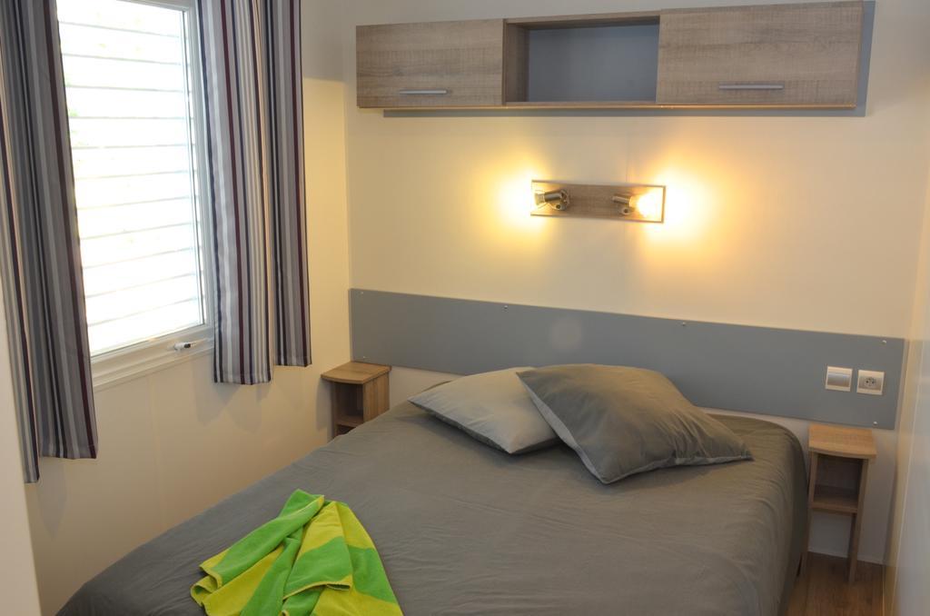 Camping Le Clos Des Pins Longeville-sur-Mer Exterior photo